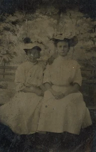 Antikes Farbfoto 1800er Jahre zwei Frauen Hüte Kleider Folk Americana​ - Bild 1 von 3
