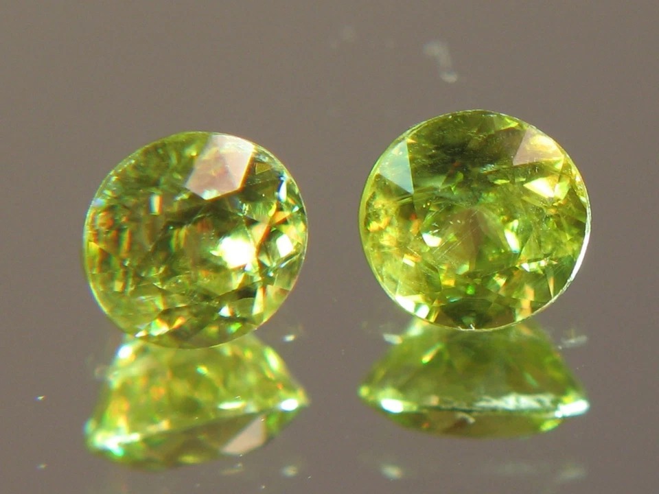 JUEGO ESFENO MADAGASCAR VERDE AMARILLENTO MANZANA BRILLANTE 2,70 CT VS SIN CALEFACCIÓN Foto 1 de 1