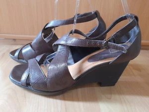 Sandali CLARKS in pelle marrone con cofano scozzese zeppa tacco cinturino estivi taglia 7 - Foto 1 di 22