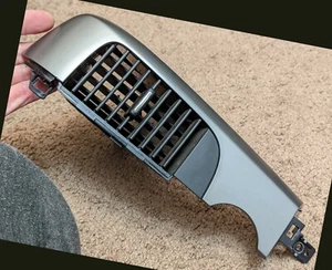 KIA SEDONA ENTOURAGE 2006-2012 CENTER DASH PASSENGER DUCT VENT TRIM OEM RIGHT RH - Foto 1 di 2