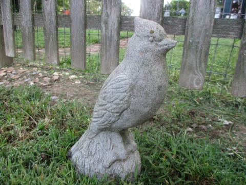 GORGEOUS WEATHERED CARDINAL BIRD VINTAGE CEMENT/CONCRETE GARDEN STATUE Cover