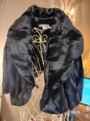 Lujosa chaqueta con capa de terciopelo  Foto 1 de 4