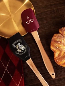 NEW Set Of 3 HARRY POTTER Silicone Kitchen Baking Spatula & OVEN MIT Pot Holder - Picture 1 of 7