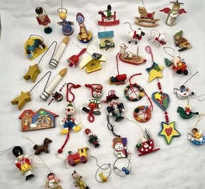Grande lotto 39 decorazioni natalizie vintage in legno dipinto a mano luminoso - Foto 1 di 7