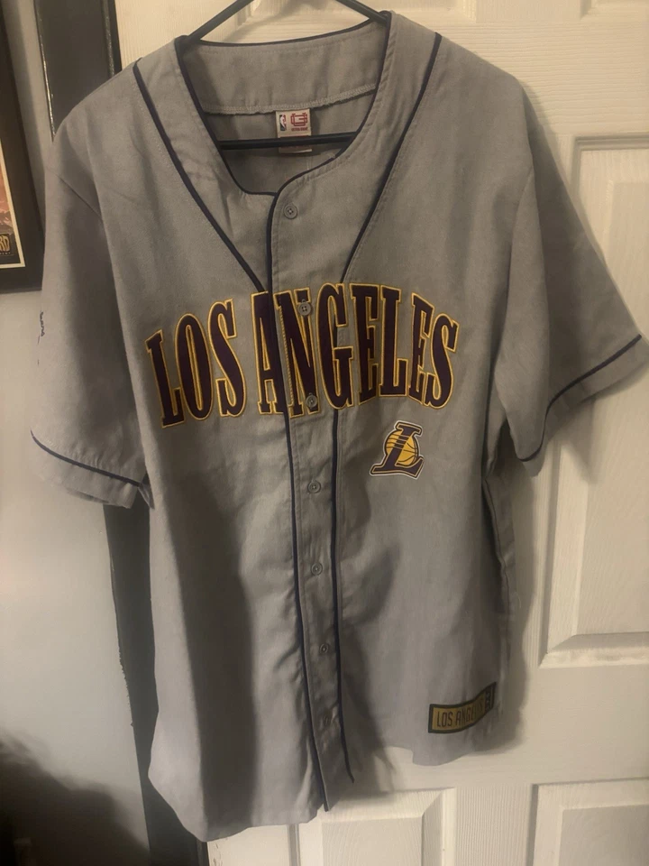 Camiseta de béisbol vintage de Los Angeles Lakers para hombre camiseta abotonada equipo de la NBA NUEVA CON ETIQUETAS Foto 1 de 4