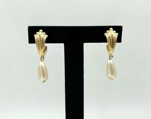 Pendientes colgantes vintage firmados por Trifari de perlas de imitación - tono dorado - Imagen 1 de 6