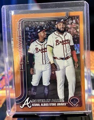 Actualización Topps 2025 potencia en pares Ozzie Albies Marcell Ozuna naranja/25 Braves SP Foto 1 de 2