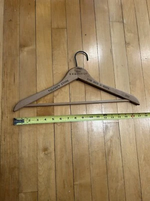 Percha de madera Goodform vintage "THE B R Baker Co. TOLEDO'S STORE" Foto 1 de 4