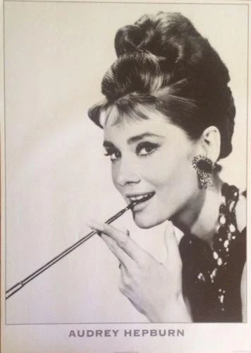 Одри Хепберн редкая длинная сигарета завтрак у Тиффани плакат 24 x 36 - Изображение 1 из 1