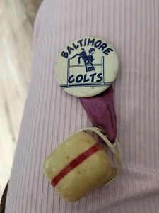 DE COLECCIÓN 1960 BALTIMORE COLTS FÚTBOL AMERICANO PINBACK BOTÓN ACCESORIO CASCO - Imagen 1 de 5