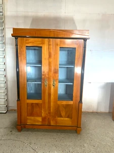 Biedermeier Bücher -Vitrinenschrank in Kirschbaum - Bild 1 von 23