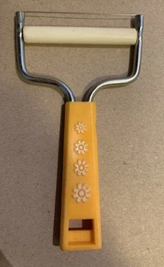 Vintage Travco Cheese Slicer Yellow Handle 5.5” Long with White Flowers - Picture 1 of 6