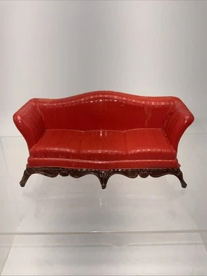 Sofá Davenport vintage de plástico para casa de muñecas Renwal rojo con detalles de madera #78 Foto 1 de 4