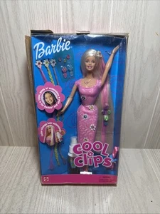 1999 Mattel Cool Clips blonde Barbie Puppe rosa Kleid NEU Kartonschaden - Bild 1 von 8