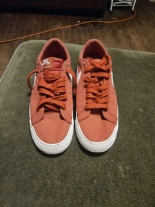 Nike SB Zoom Blazer Low Red Sz 9 Men's Sneakers 889053-619 - Picture 1 of 7