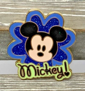Disney - Lindo Prendedor Estilo Cutie MICKEY MOUSE Flor Azul Brillo Nombre LE 3600 WDW - Imagen 1 de 2