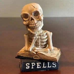 Estatuilla de esqueleto con libro de hechizos decoración con iluminación LED - Imagen 1 de 7