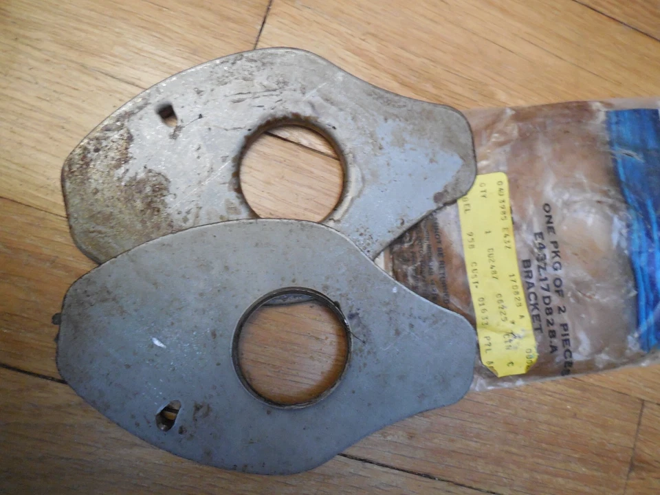 NOS 1984-1989 Ford Tempo Front Bumper Isolator Brackets E43Z-17D828-A - Image 1 of 1