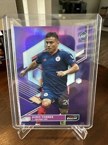 2023 Topps Finest MLS JAIRO TORRES RC PURPLE REFRACTOR CHICAGO FIRE 7/250 #81 - Picture 1 of 3