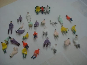 20 MIXED SEATED PEOPLE FIGURES SUIT HORNBY FIT IN COACHES 1/87 HO OO - Picture 1 of 7