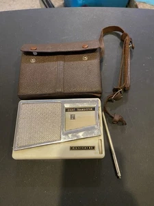 radio musicale otto transistor con custodia Giappone - Foto 1 di 12