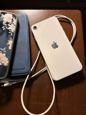 Apple iPhone SE 3rd generation  Pre-owned - Image 1 of 3