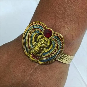 Pulsera Escarabajo Egipcio Latón Chapado en Oro con Esmalte Rojo y Azul, Vintage. - Imagen 1 de 11