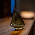 Sculpture miniature en laiton métal voile / drapeau bateau unique rare presse-papiers.