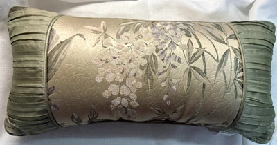 Almohada decorativa Croscill White Label 22"x11" tocador floral bordada Foto 1 de 4