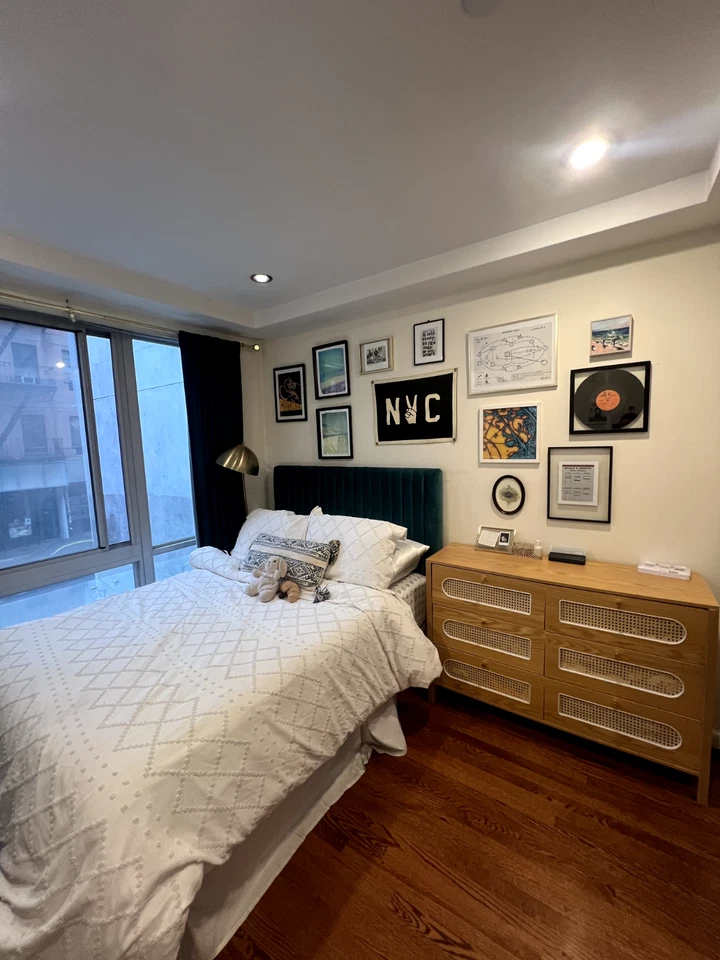 Marco de cama Anthropologie de tela de terciopelo para cama Queen - azul verdoso Foto 1 de 1