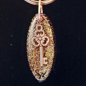 Schlüsselanhänger mit Skelettschlüssel eingebettet in Resin mit holografischem Glitzer - Bild 1 von 12