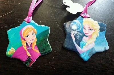 Adorno de copo de nieve congelado de los parques de Disney Elsa en 1 lado Anna otro lado  Foto 1 de 3