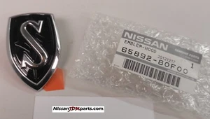 GENUINO NISSAN S14 CAPÓ ESCUDO EMBLEMA NEGRO NUEVO 65892-80F00 - Imagen 1 de 3
