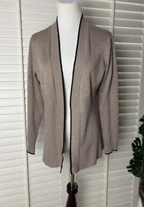 LOVE SCARLET Strickjacke vorne offen M hellbraun mit schwarzem Besatz gebraucht, in einwandfreiem Zustand - Bild 1 von 8