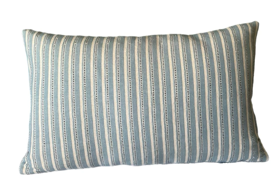 Brunschwig & Fils Nueva Almohada Lumbar Plumón y Pluma Vintage Azul Francés y Azul Marino Foto 1 de 2