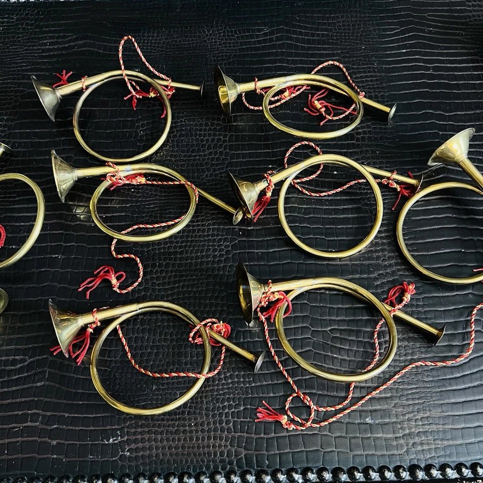 Set of 8 Miniature Brass Bugles – 7” x 4” Christmas décor - Image 1 of 4