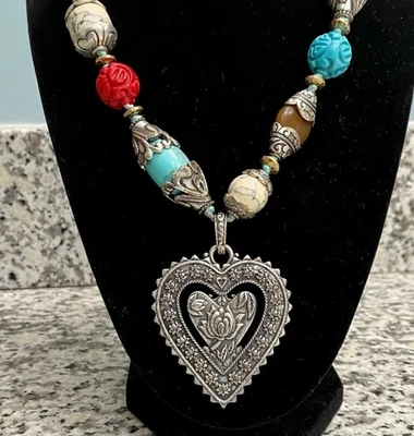 Colar com pingente de coração marca sorte cordão marrom 28 pol. - Imagem 1 de 4