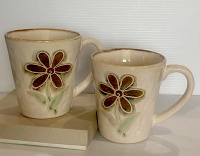 Juego de 2 tazas de café Pier 1 pétalos florales pintados a mano flor gres  Foto 1 de 3