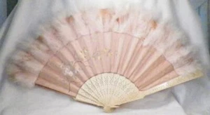 Antike Handfächer Farbe Rosen Seide Satin Schutzstäbchen rosa Federn riesig - Bild 1 von 12