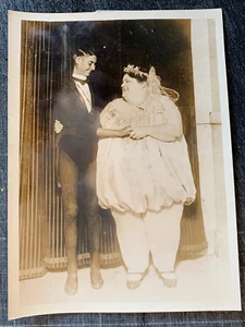Rare 1930 Circus Sideshow Antique Vintage Freak Photo of FAT LADY & SKINNY MAN - Bild 1 von 1