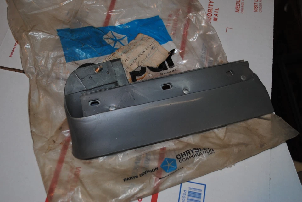 Relleno parachoques trasero izquierdo PLYMOUTH SATELLITE 4 PUERTAS MOPAR 1973 NUEVO 3686797 Foto 1 de 1