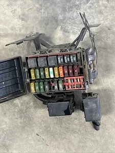 2000 2001 2002 2003 Ford F250 SD 7.3L Powerstroke Diesel Engine Fuse Box - Picture 1 of 4