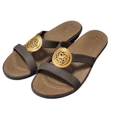 Sandalias Crocs Sanrah Mujer 7 Negro Dorado Metálico Círculo Medallón Slide Foto 1 de 4