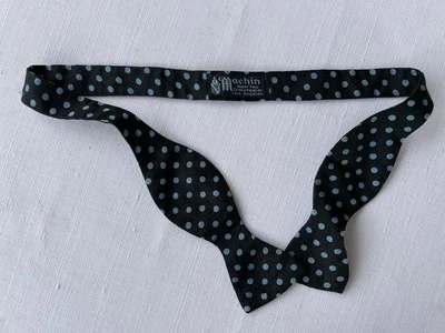 "Pajarita de seda vintage, negra con puntos azules, talla pequeña, 28"" de largo en general". Foto 1 de 4