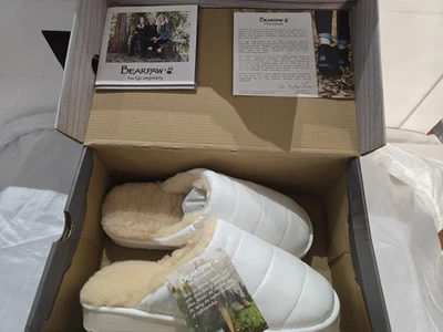 Zapatilla Bearpaw Puffy Scuff blanca cálida mezcla de lana forro y parte superior de nailon hinchada Foto 1 de 4