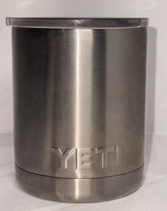 Vaso de acero inoxidable plateado Rambler Lowball de 10 oz YETI con tapa (LOGOTIPO DE LA EMPRESA) - Imagen 1 de 5