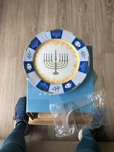 "PLACA DE HANUKKAH RECORTADA EN ORO MENORÁ Y DREIDELS DE AVON 8"" 2 disponibles" - Imagen 1 de 3