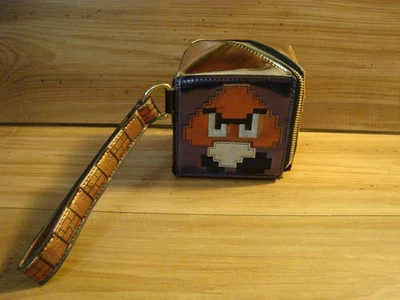 Bolso Cartera de Mano Danielle Nicole Super Mario Cube *Estrella, Nube, Bloque, Goomba* Foto 1 de 4