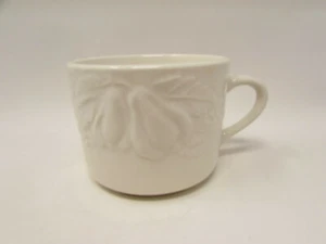 Nature by Tabletops Unlimited All White, geprägte Früchte, glatte flache Tasse B130 - Bild 1 von 2