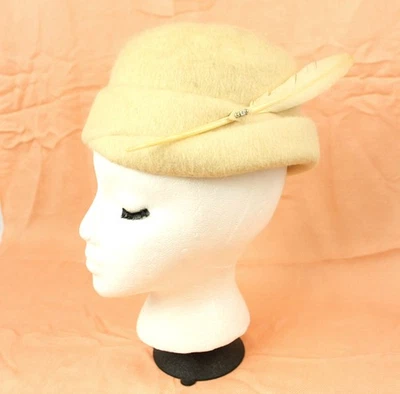 Gorra de sombrero inclinable Fedora de plumas de lana fieltro vintage Melosoie Toque Beige 1950s Foto 1 de 4